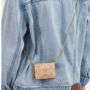 New Coach Boxed Mini Wallet On A Chain In Signature Canvas With Heart Print